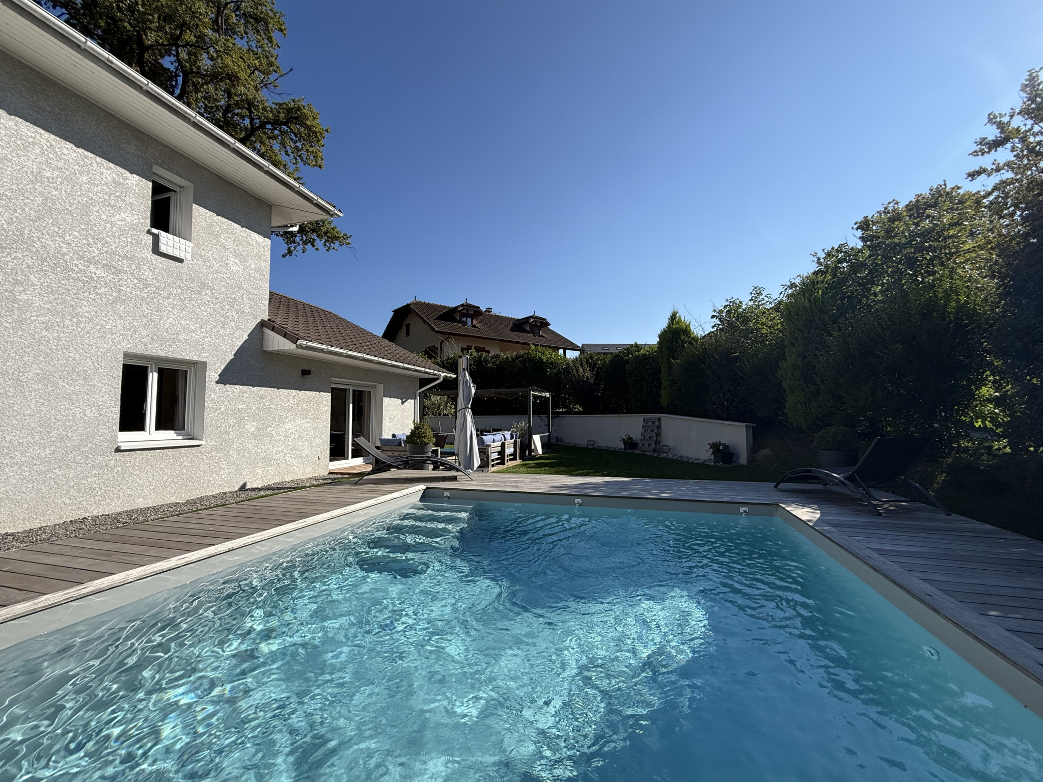 Maison individuelle récente à deux pas du village médiéval d